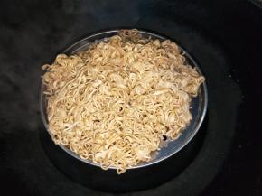 蒸好的面团比之前大了一倍