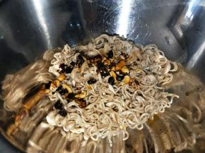 准备一个干净的大盘放入一大勺牛肉酱，拌匀