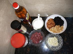 ①牛肉切成黄豆大小的肉粒加盐腌制1个小时，用厨房纸巾吸干水份
②花生炒熟去衣，稍微擀碎
③豆豉清洗干净，沥干水份备用
④蒜剁碎