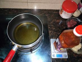 一次性倒入花生油，【中小火加热】