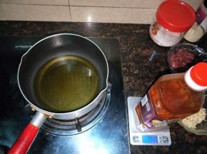 一次性倒入花生油，【中小火加热】
