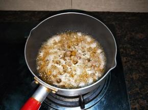 花生油冒泡泡后倒入牛肉粒