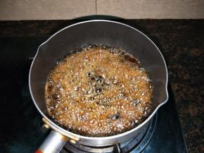 倒入豆豉翻炒1、2分钟