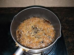 倒入豆豉翻炒1、2分钟