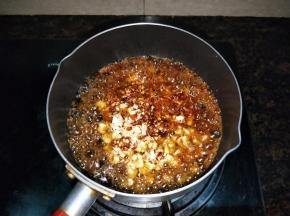 加入辣椒面和蒜蓉，【炒出浓香味后转小火】