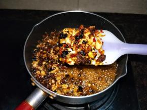 最后加入花生翻炒，放入白糖、盐、和鸡精（不要一下子放太多，放一勺先尝一尝，小心烫到嘴。）