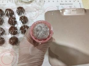 12、放入学厨50克月饼模具中，压实。