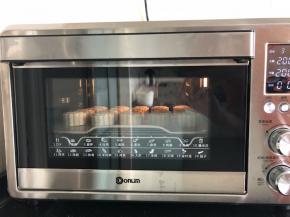 16、将烤箱设定温度为200度，放入烤盘加热8分钟。