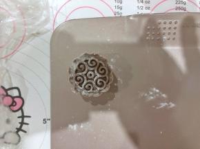 13、按压月饼模推出月饼到烤盘里。