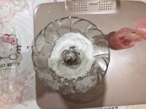 11、取一个放入玉米淀粉中滚一下，抖掉多余的粉。