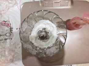 11、取一个放入玉米淀粉中滚一下，抖掉多余的粉。