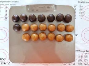 7、做好所有的蛋黄莲蓉馅。