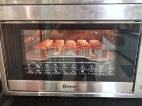 15、将烤箱设定温度为200度，放入烤盘加热15分钟后取出。