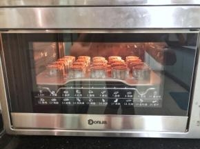 15、将烤箱设定温度为200度，放入烤盘加热15分钟后取出。