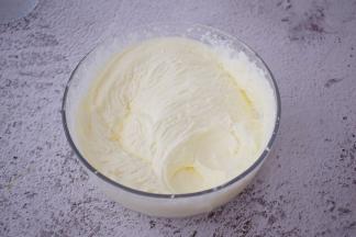 淡奶油加入100克白糖打发至打发至7-8分，出现纹路即可