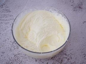 淡奶油加入100克白糖打发至打发至7-8分，出现纹路即可