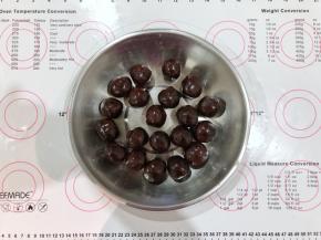 1、豆沙馅分成20个25克的揉圆备好。