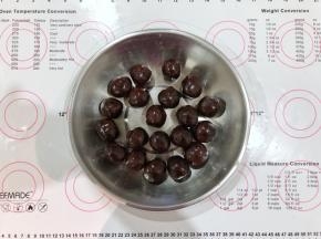 1、豆沙馅分成20个25克的揉圆备好。