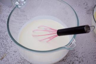 酸奶加入纯牛奶搅拌均匀