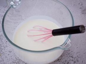 酸奶加入纯牛奶搅拌均匀
