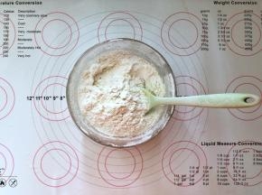 2、倒入中筋面粉。