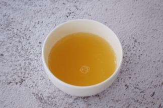 吉利丁粉加入凉开水中搅拌均匀备用