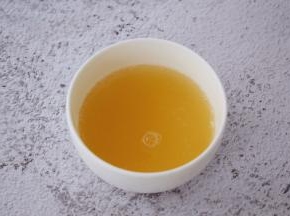 吉利丁粉加入凉开水中搅拌均匀备用