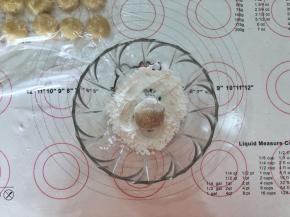 12、放入玉米淀粉里滚一滚，抖去多余的面粉。