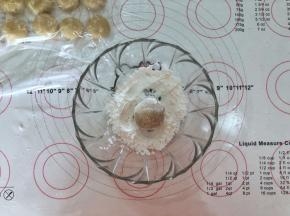 12、放入玉米淀粉里滚一滚，抖去多余的面粉。