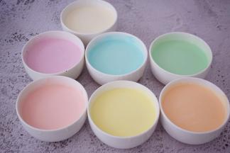 再把拌匀的慕期糊分成7份，再分别加入自己喜欢的色素，翻拌均匀备用
