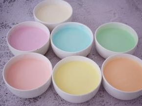 再把拌匀的慕期糊分成7份，再分别加入自己喜欢的色素，翻拌均匀备用