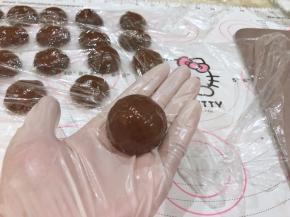 9、虎口朝上慢慢收拢收口，揉圆。