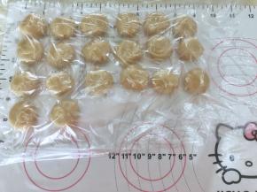 8、松弛好的月饼皮分成20个20克的，盖上保鲜膜备用。