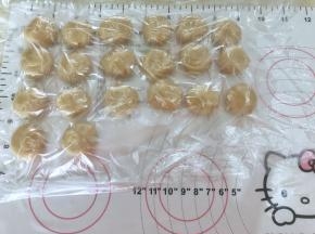 8、松弛好的月饼皮分成20个20克的，盖上保鲜膜备用。