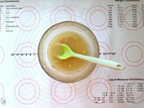 1、把转化糖浆、花生油、枧水倒入碗中搅拌至完全融合、稍微发白的状态。
