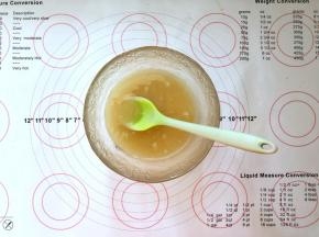 1、把转化糖浆、花生油、枧水倒入碗中搅拌至完全融合、稍微发白的状态。