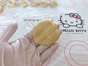 9、取一个饼皮按扁。