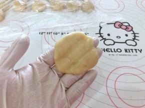 9、取一个饼皮按扁。