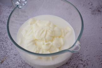 再加入淡奶油，翻拌均匀