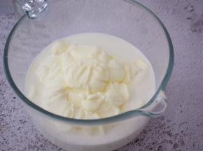 再加入淡奶油，翻拌均匀