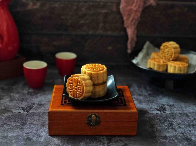 广式蛋黄莲蓉月饼