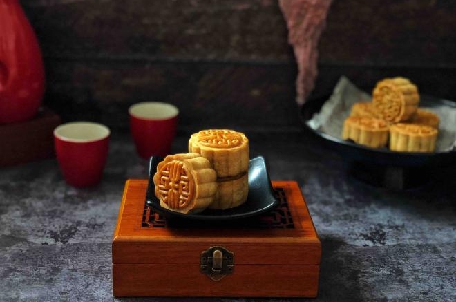 广式蛋黄莲蓉月饼