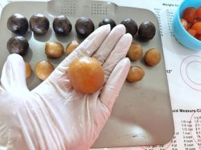 6、向上慢慢收紧收口后揉圆。