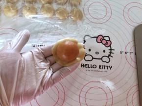 10、放入一个蛋黄莲蓉馅。