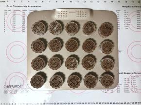 14、压出所有的月饼坯，用喷壶喷少许清水。