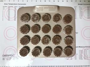 14、压出所有的月饼坯，用喷壶喷少许清水。