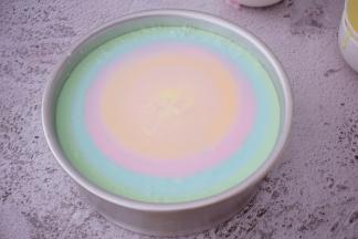 再把第二份彩色慕期从中间倒入，让它自然扩期，依次这次直至最后的彩色慕期糊倒完，放入冰箱冷藏4-6小时定型