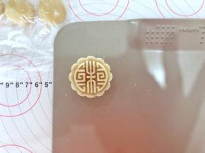 14、按压月饼模推出月饼到烤盘里。