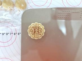 14、按压月饼模推出月饼到烤盘里。