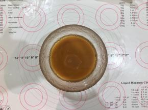 2、焦糖巧克力酱和花生油倒入碗中。